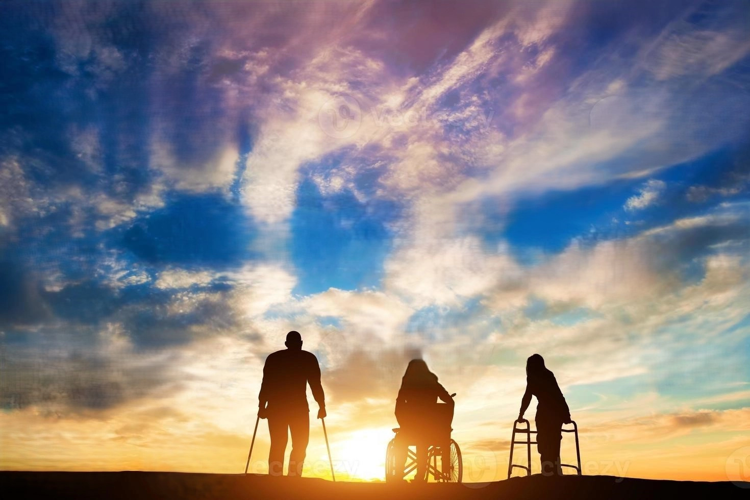 Personas con discapacidad disfrutando del atardecer